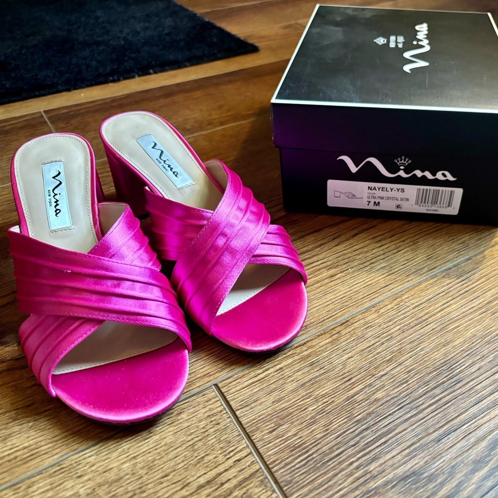 Nina Hot ultra Pink Satin heels. Size 7. Never Worn